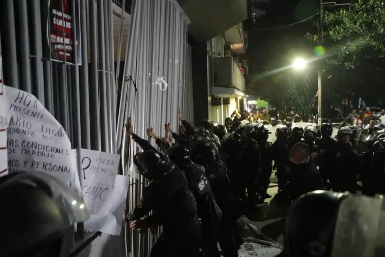 Trabajadores del IMSS irrumpen en sede del SNTSS tras rechazar aumento salarial de 2.9%